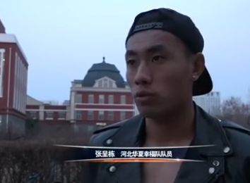 “蝙蝠侠”贝尔与娇妻亮相 夏洛特·勒邦秀香肩 2017-04-19 当地时间4月18日，“蝙蝠侠”克里斯蒂安·贝尔与娇妻亮相《承诺》首映，夏洛特·勒邦大秀香肩身姿性感而曼妙。