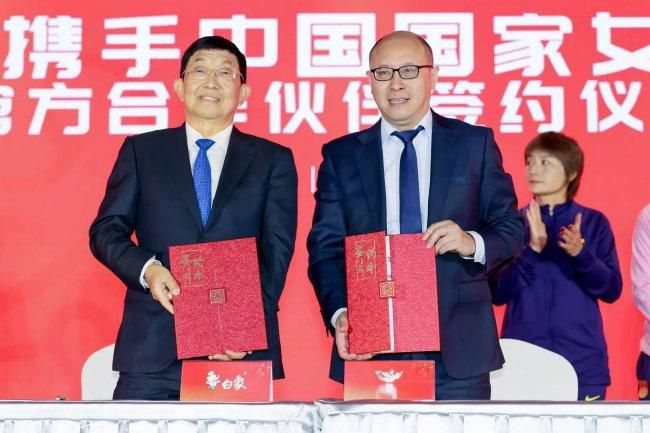 在海报上，女主演艾米·亚当斯盛装出席，她似乎再度遁入了一个充满奇思妙想的魔法世界。